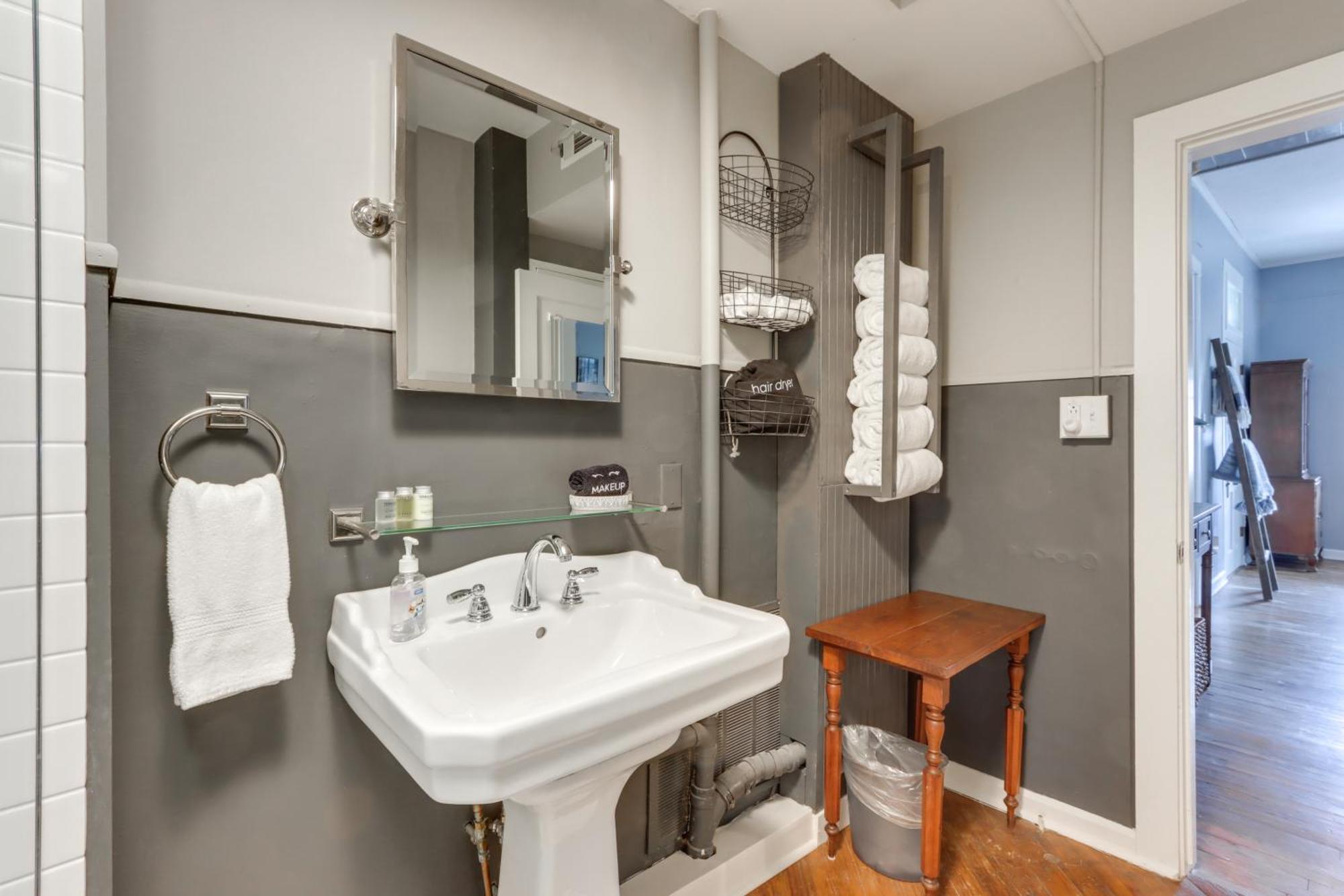 Cozy Cottage, Walk To Dtwn! Holiday home