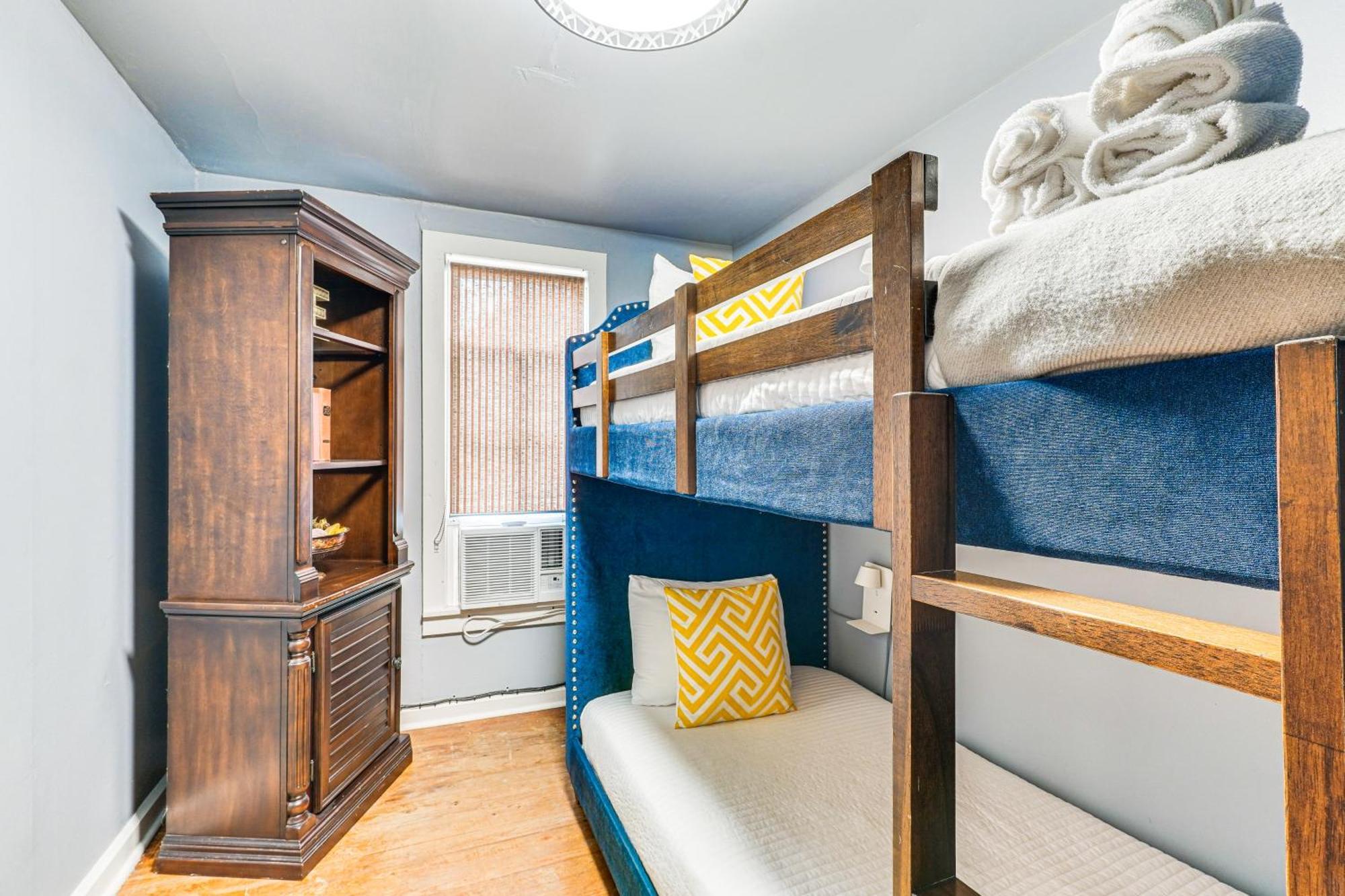 Cozy Cottage, Walk To Dtwn! Holiday home